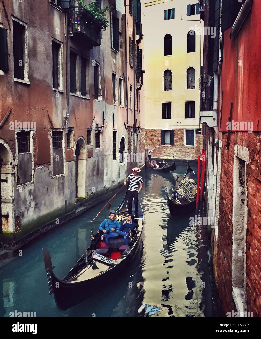 In gondola su un canale di Venezia. Foto Stock