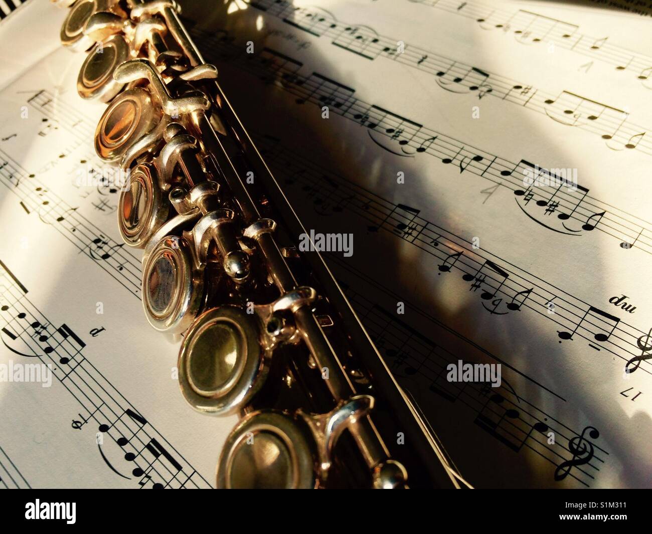 Il golden flauto traverso e musica partitura manoscritta Foto Stock