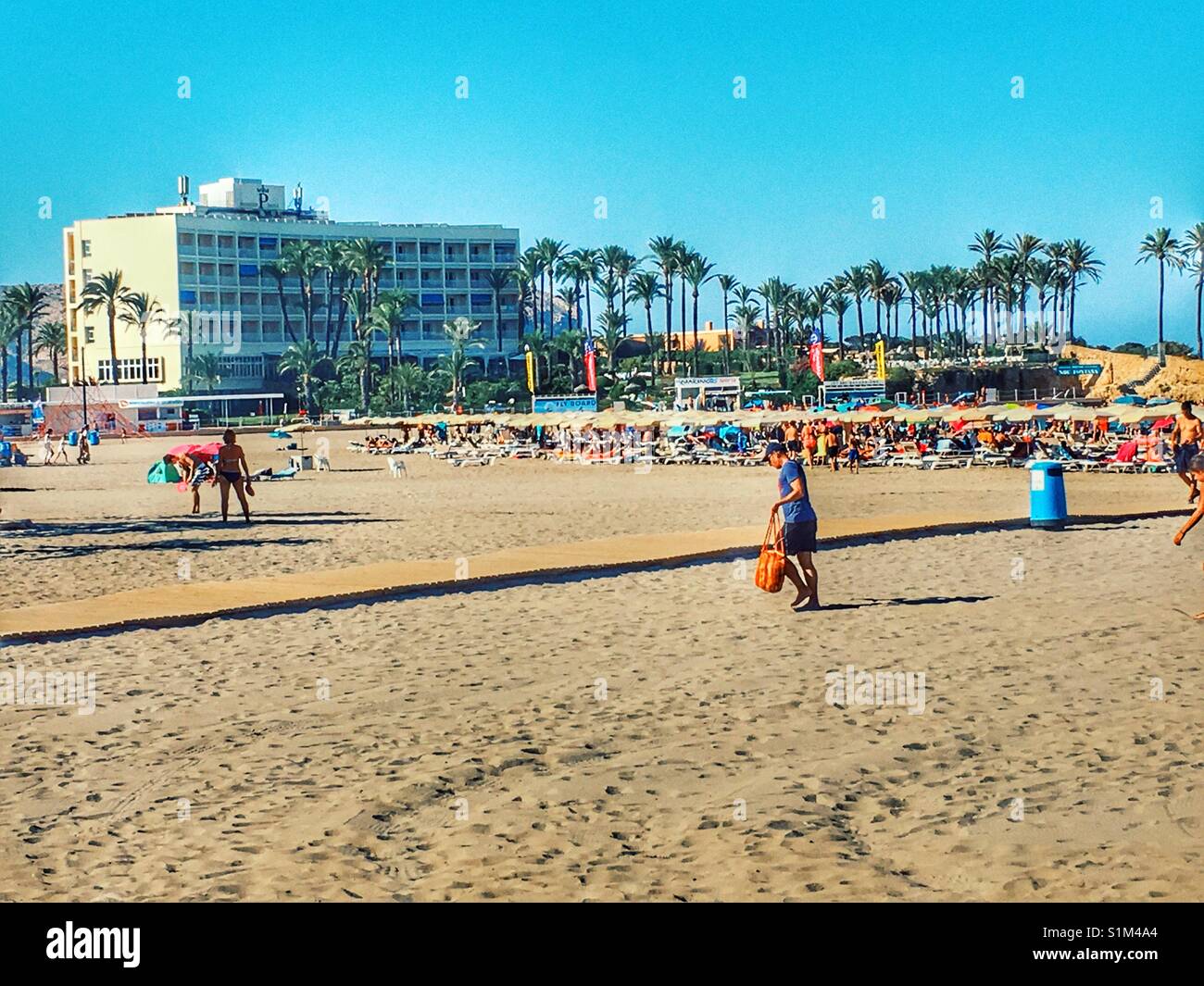 Estate spiaggia scena, tarda sera sulla spiaggia di Arenal a Javea sulla Costa Blanca, Spagna Foto Stock