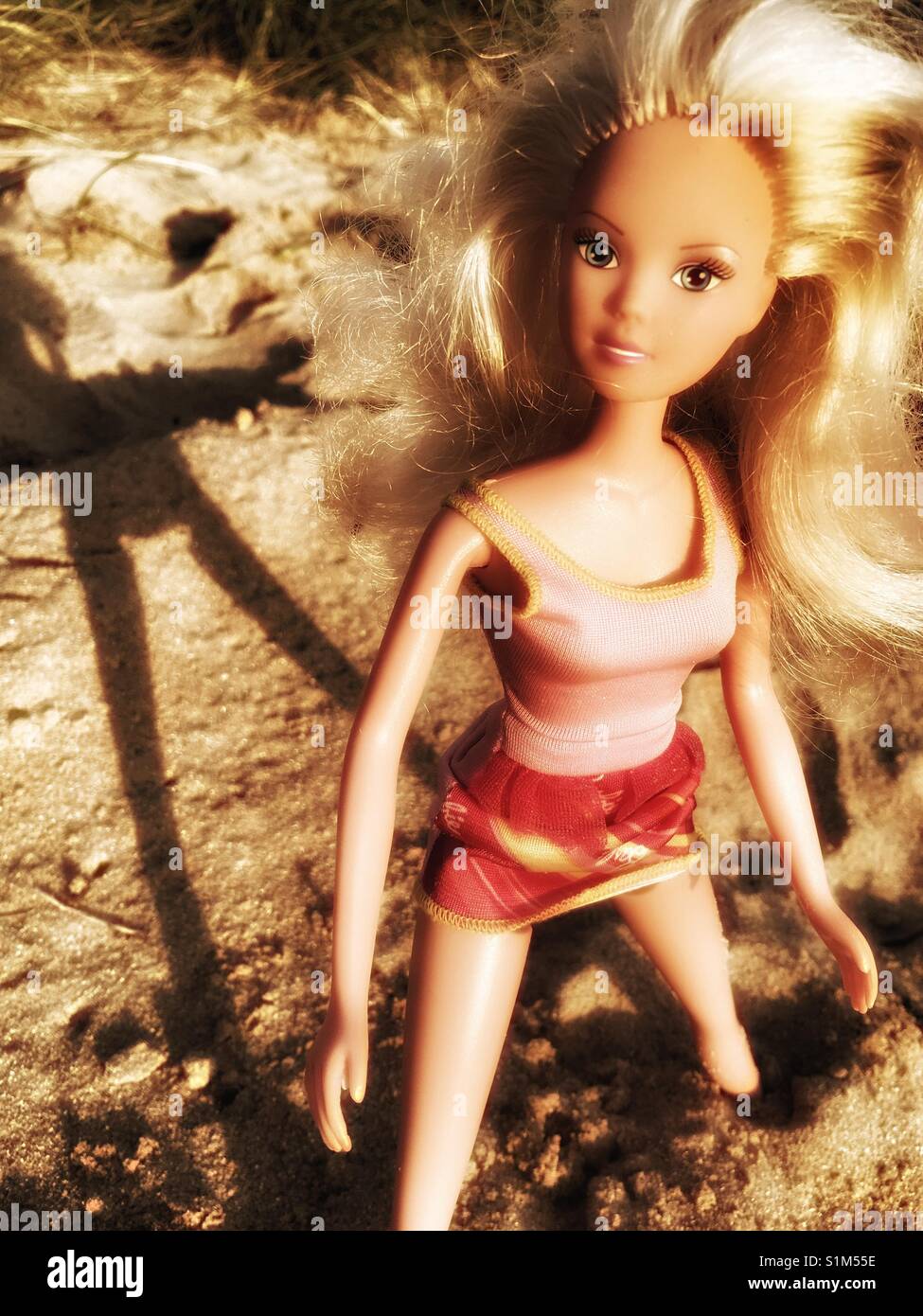 Barbie sulla spiaggia - Immagine stock catturata con smartphone Barbie sulla spiaggia - Immagine stock catturata con smartphone