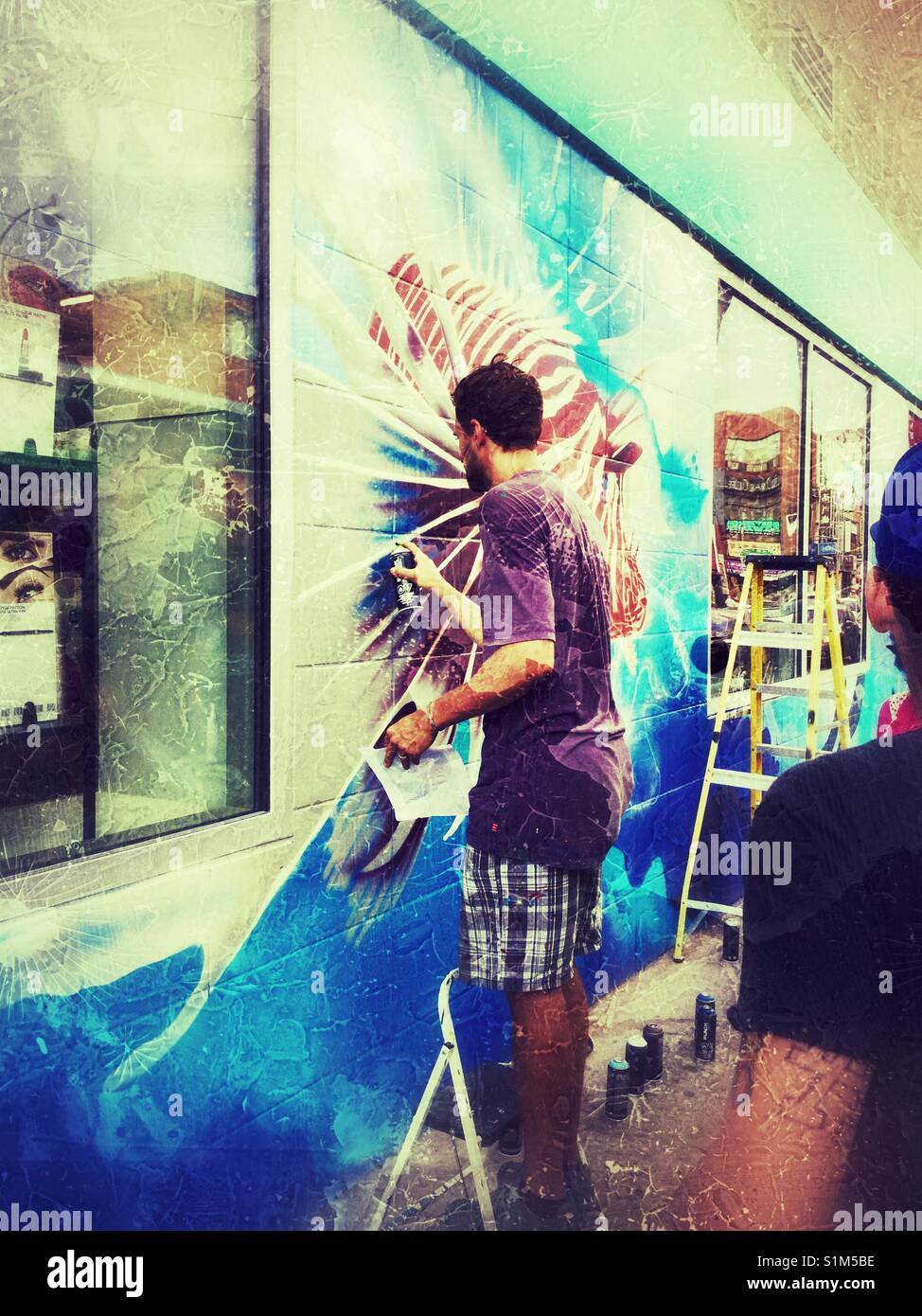 Graffiti artista al lavoro in un quartiere di Toronto. - Immagine stock catturata con smartphone