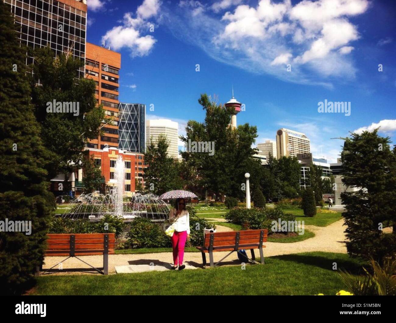 Godendo di passeggiata durante la pausa pranzo Foto Stock