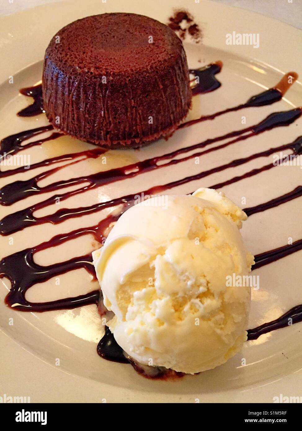 Torta al cioccolato e gelato dessert al bistro francese. - Immagine stock catturata con smartphone