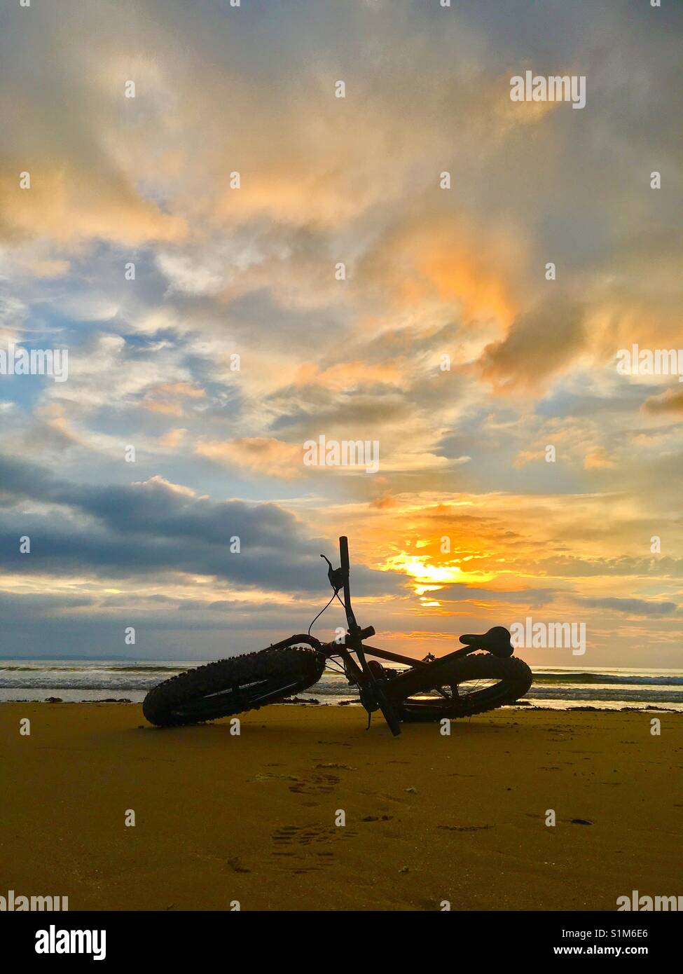 Spiaggia corsa. fatbike tramonto Foto Stock