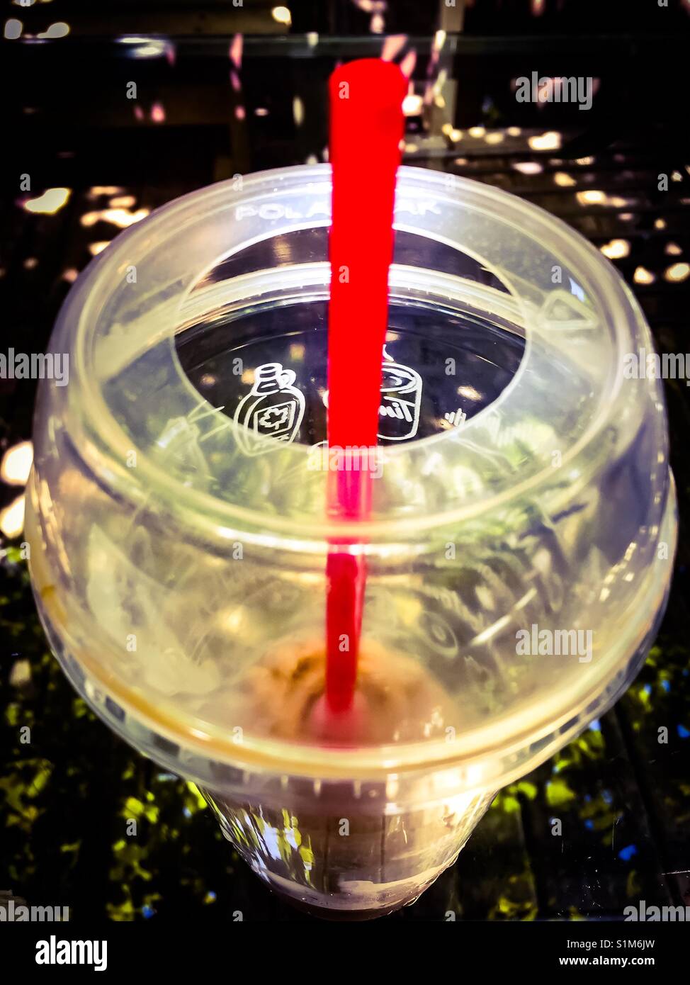 Bevanda ghiacciata, paglia rossa in una tazza di plastica monouso, Canada. - Immagine stock catturata con smartphone