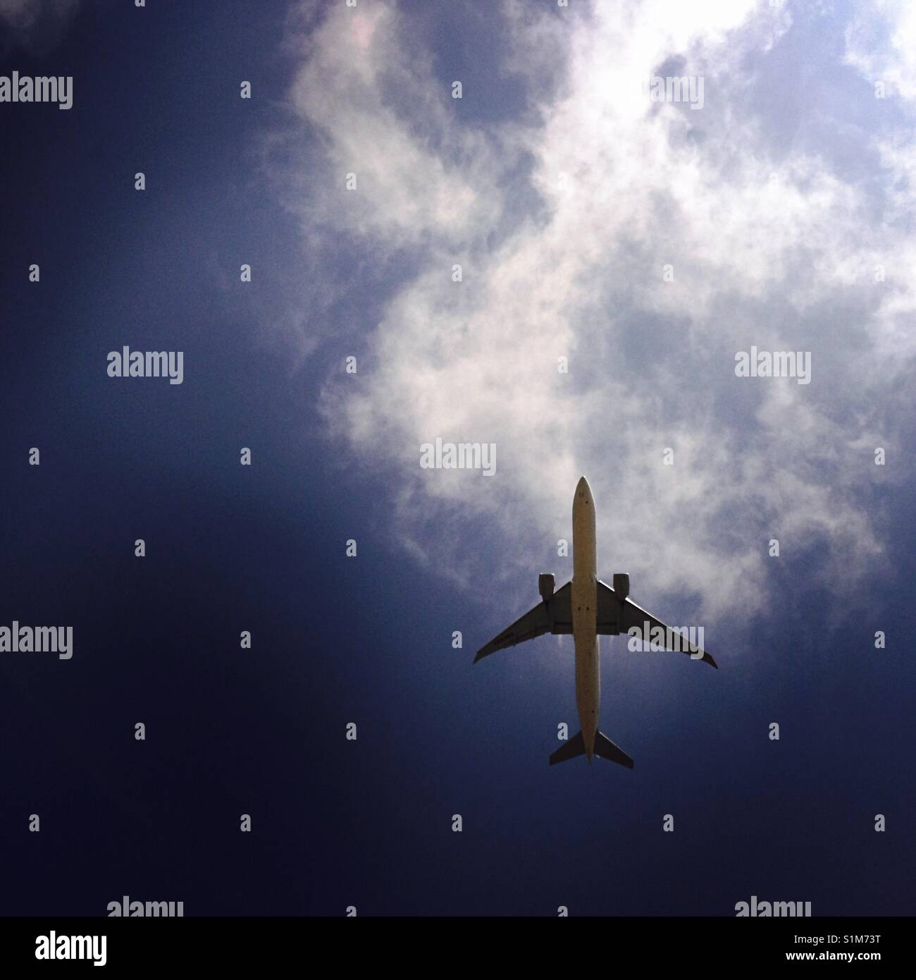 Un aeroplano vola overhead. Foto Stock