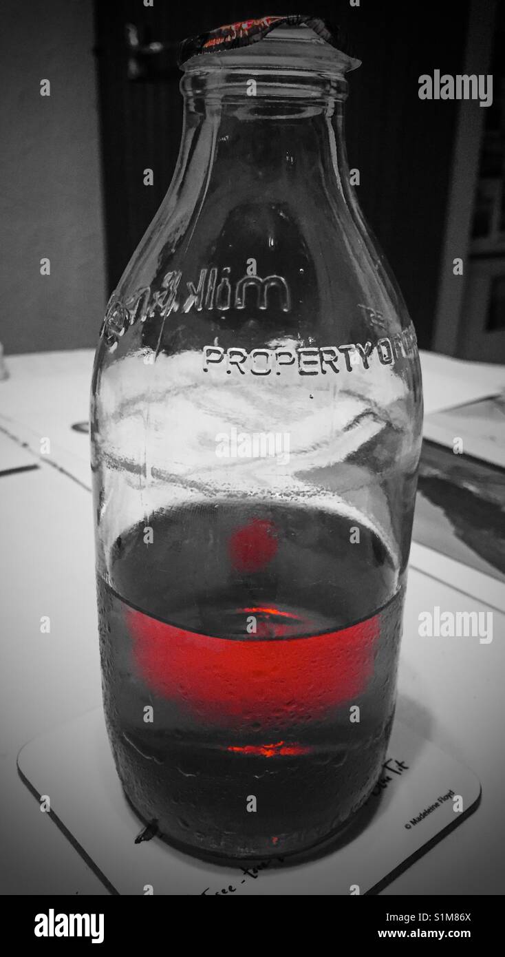 Il sangue rosso bottiglia di latte Foto Stock