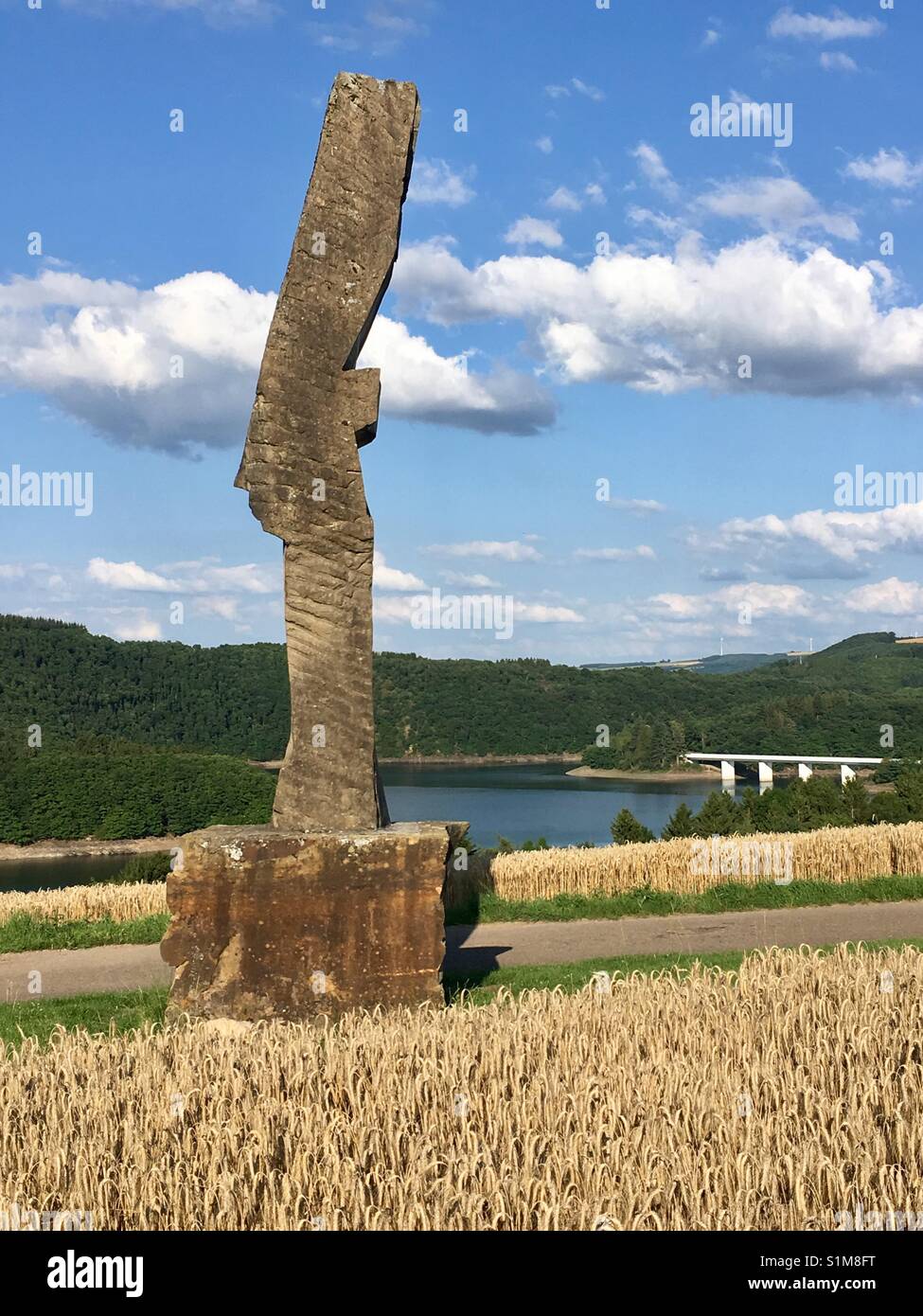 Lussemburgo Lultzhausen scultura e lago Foto Stock