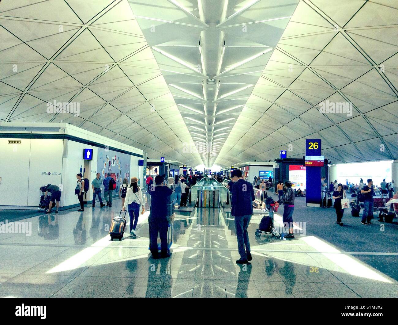 Al cancello 26 dell aeroporto di Hong Kong. - Immagine stock catturata con smartphone