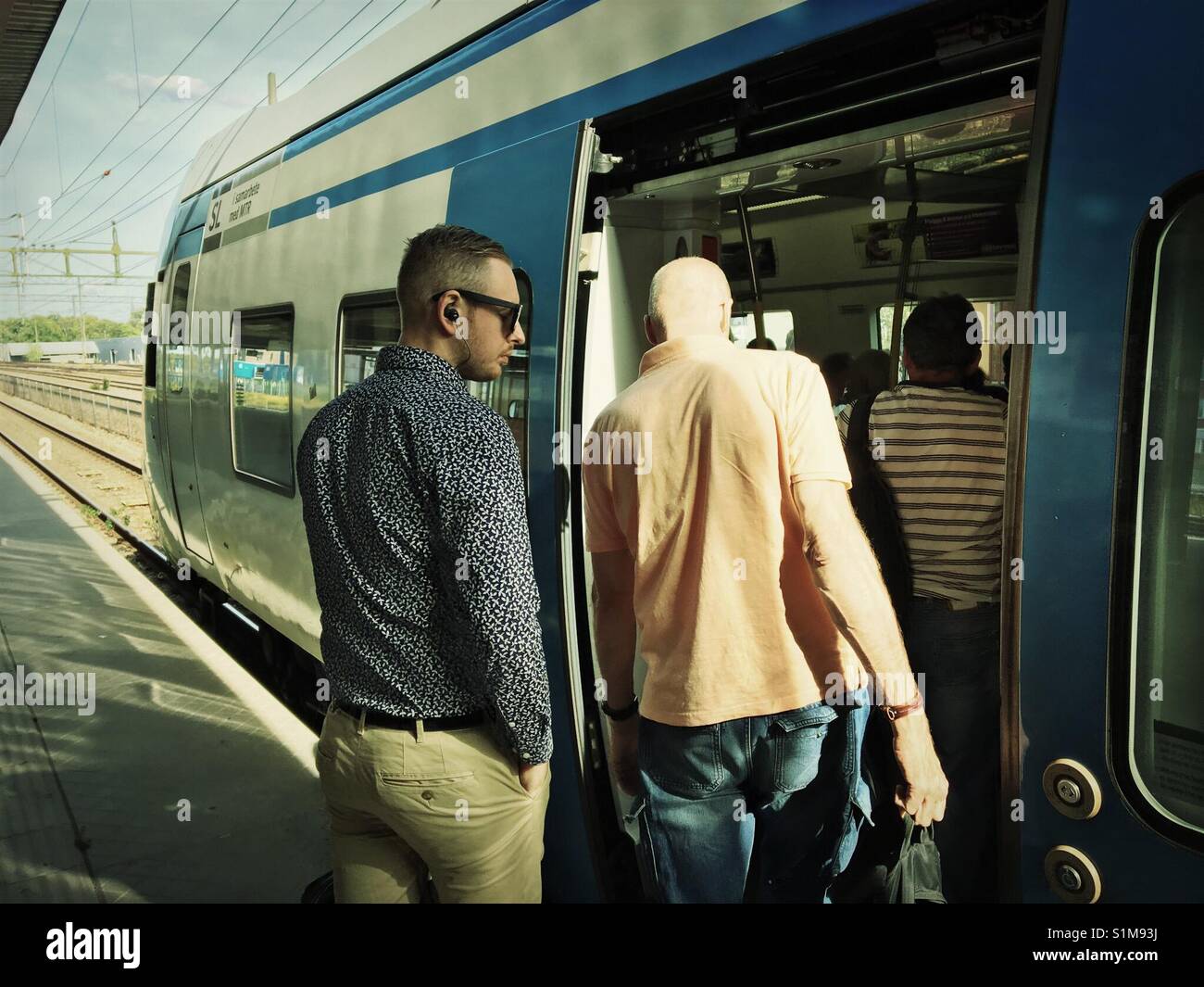 Immettere i passeggeri del treno per pendolari a Stoccolma in estate Foto Stock