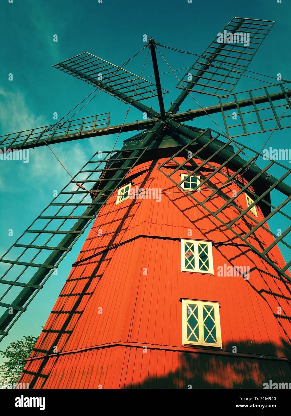 Rosso il mulino a vento di legno in Strängnäs, Svezia - Immagine stock catturata con smartphone