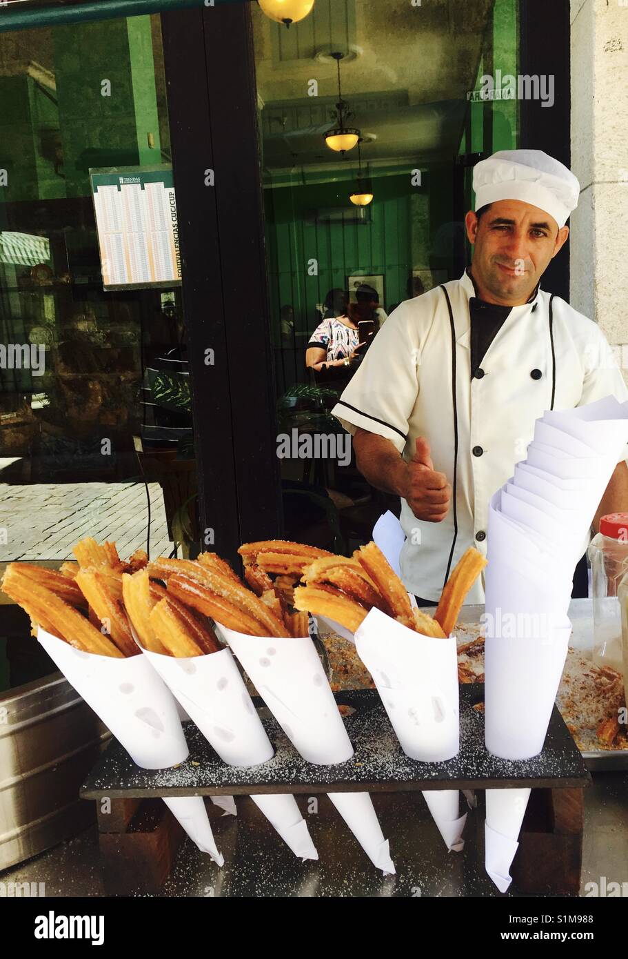 Un fornitore Churos all Avana, Cuba. Foto Stock