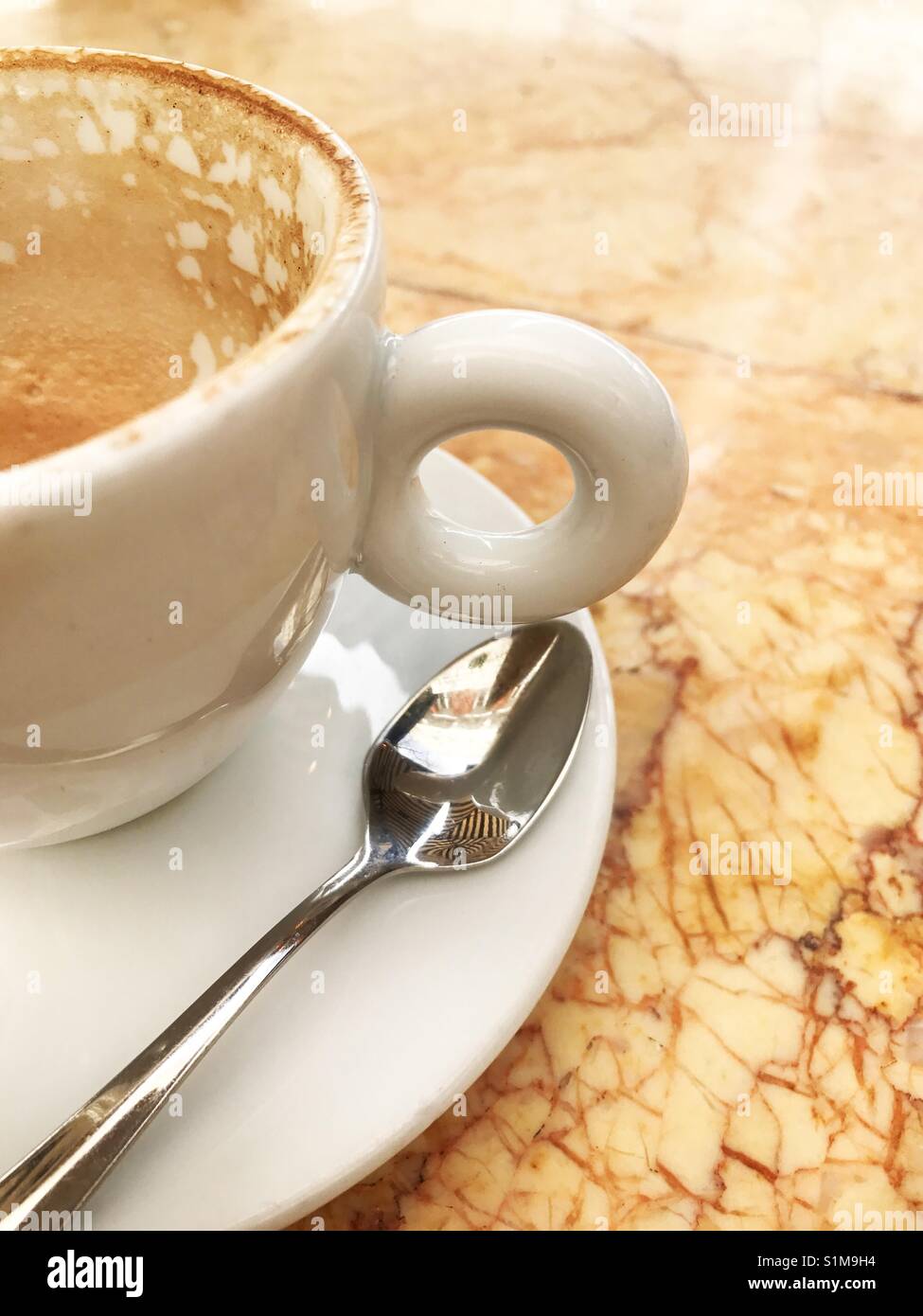 Tazza vuota di caffè sulla tavola di marmo. Foto Stock