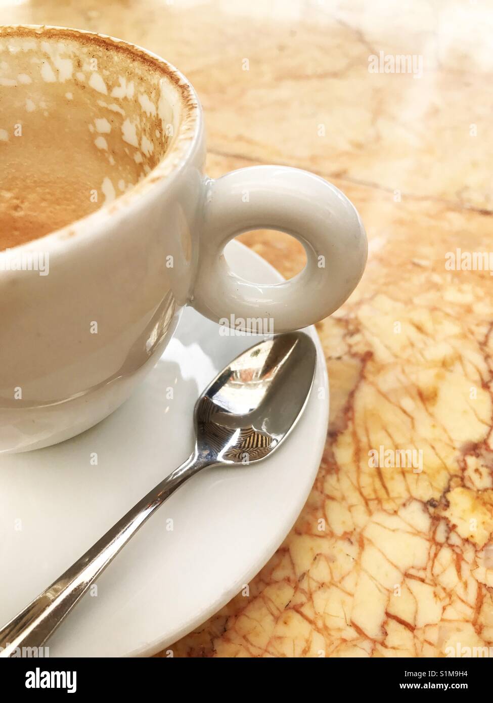 Tazza vuota di caffè sulla tavola di marmo. - Immagine stock catturata con smartphone