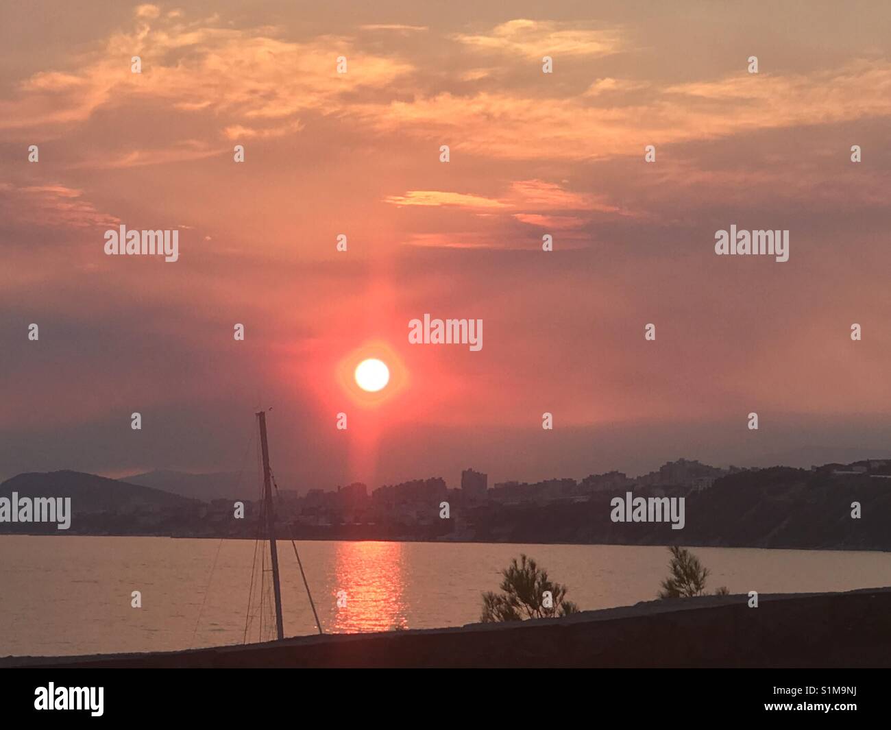 Tramonto a Spalato, Croazia il 16 agosto 2017 - Immagine stock catturata con smartphone