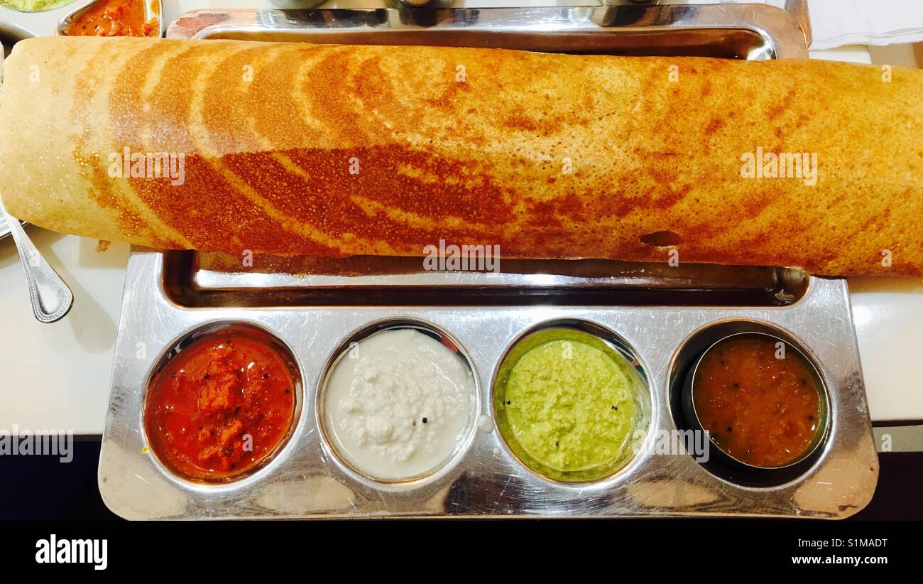 Carta Masala Dosa servita con quattro tipi di mostarde. Foto Stock