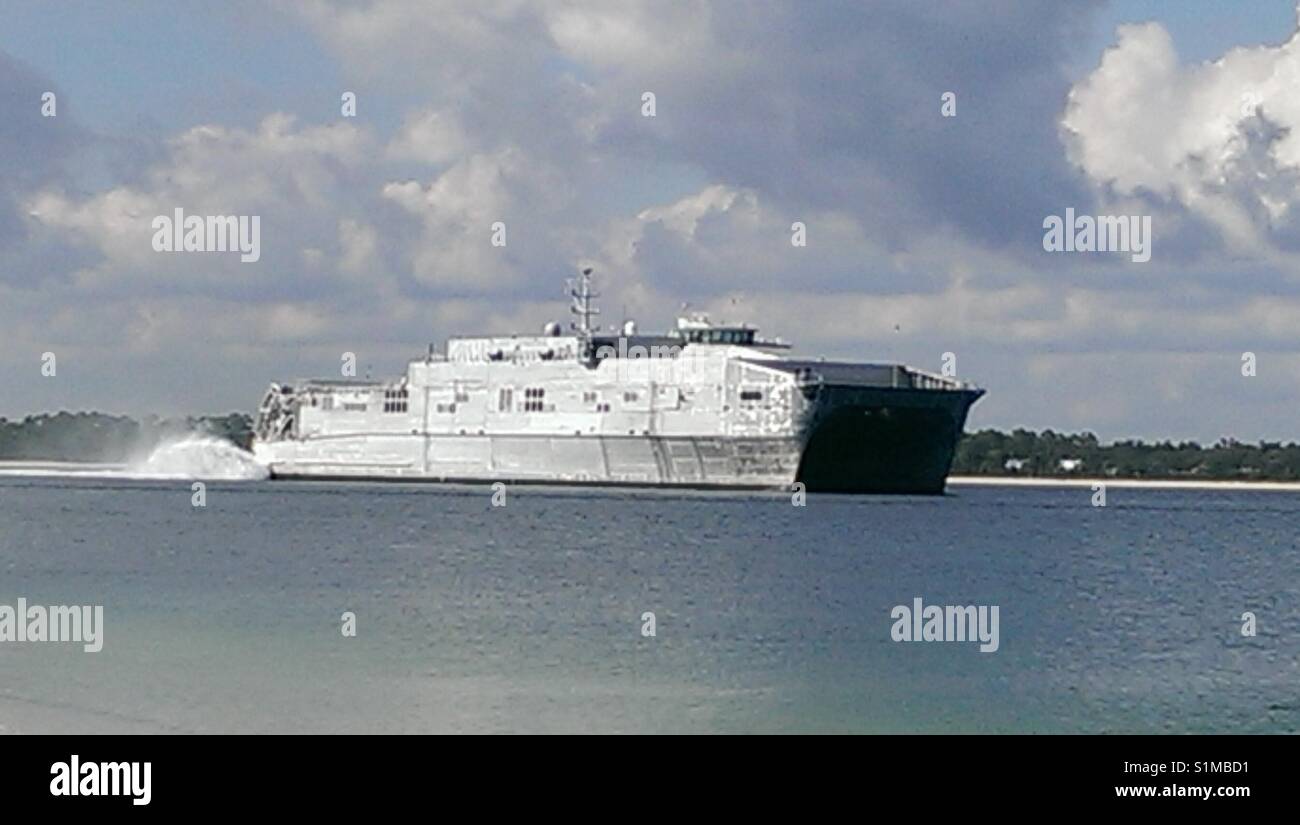 USNS Fall River, lanciandosi Expeditionary classe di trasporto veloce, EPF, fa parte dei militari Usa Sealift Command che trasporta sia le esercito e truppe marine lungo con vi veicoli. - Immagine stock catturata con smartphone