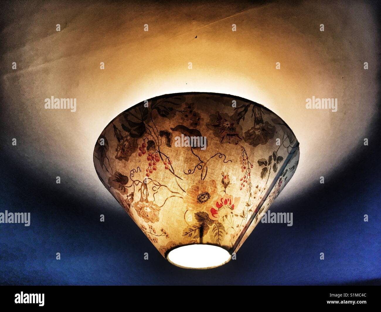 Ombra di luce in camera da letto - Immagine stock catturata con smartphone
