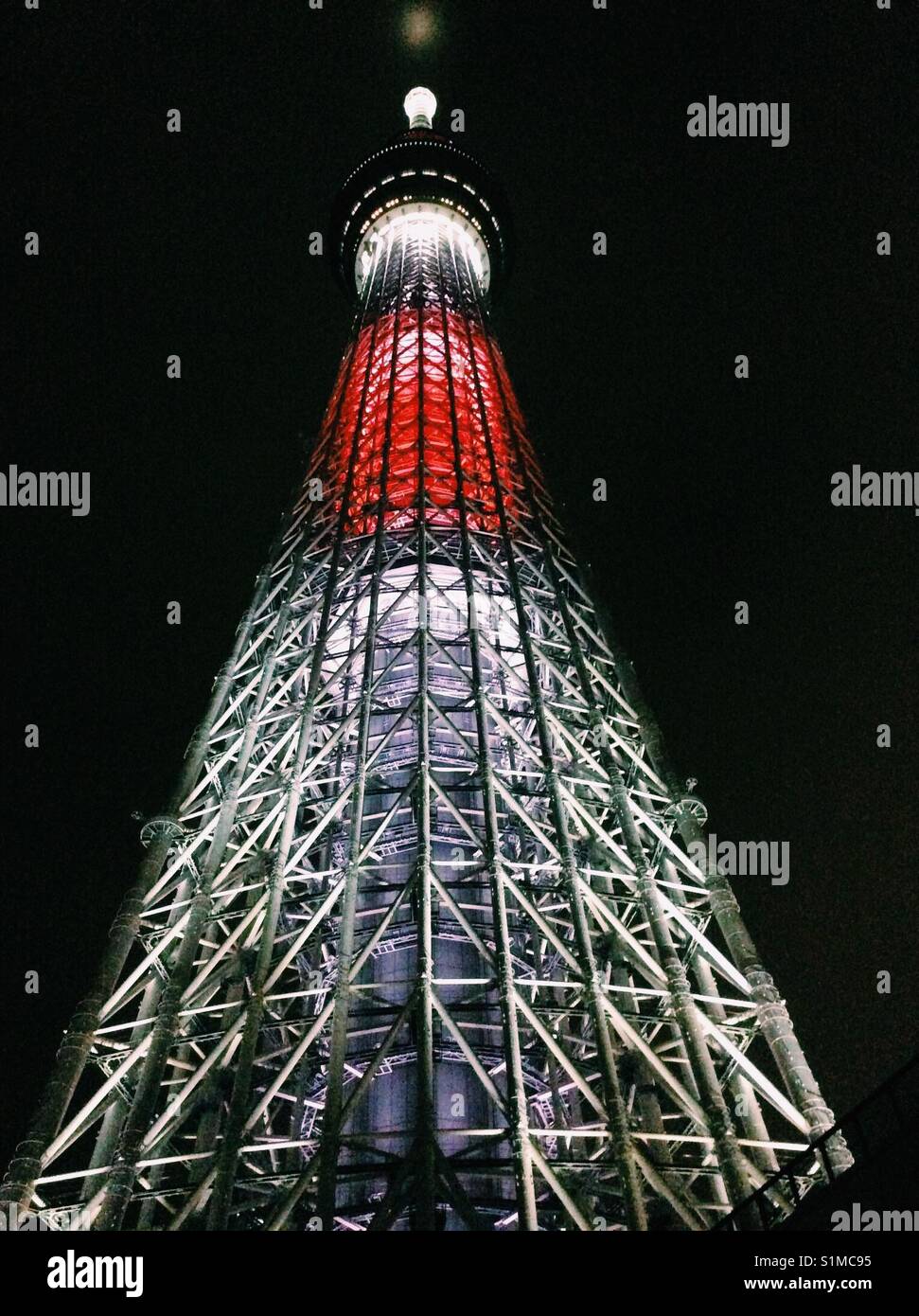 La Torre di Tokyo con il bianco ed il colore rosso Foto Stock