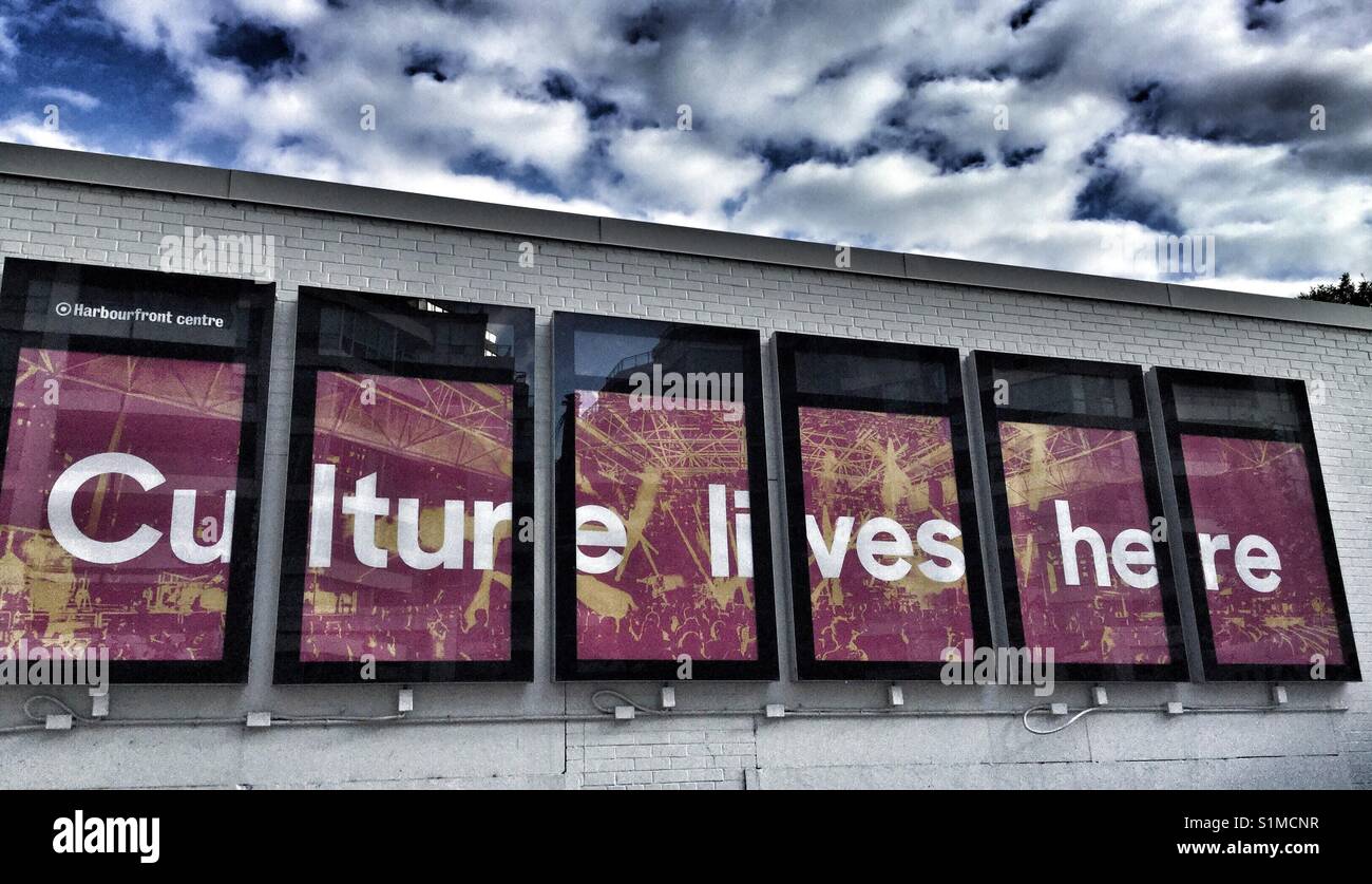 Segno visualizzati in singoli pannelli di precisare la frase, cultura vive qui. - Immagine stock catturata con smartphone