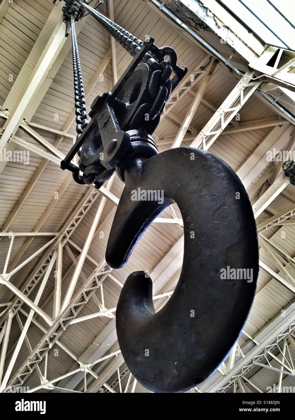 Blocco e affrontare il paranco gru in un hangar di aeromobili Foto Stock