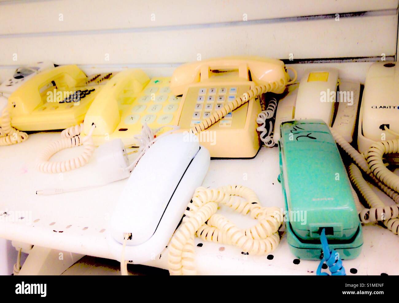 Vintage brillante montaggio a parete telefoni parsimonia nel display del negozio - Immagine stock catturata con smartphone
