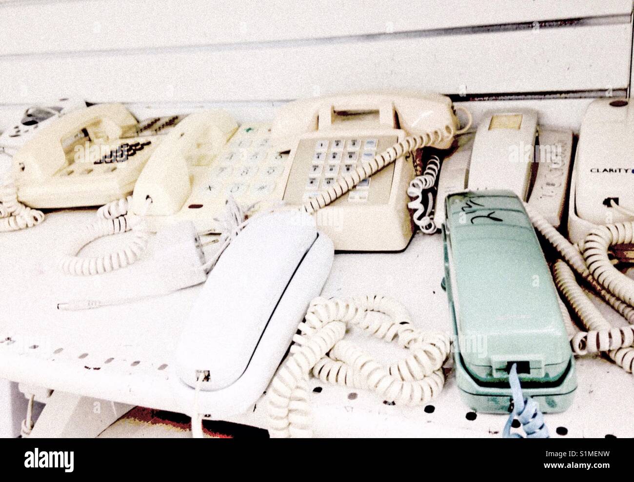 Vecchi Telefoni con filo sul display nella bottega dell'usato - Immagine stock catturata con smartphone