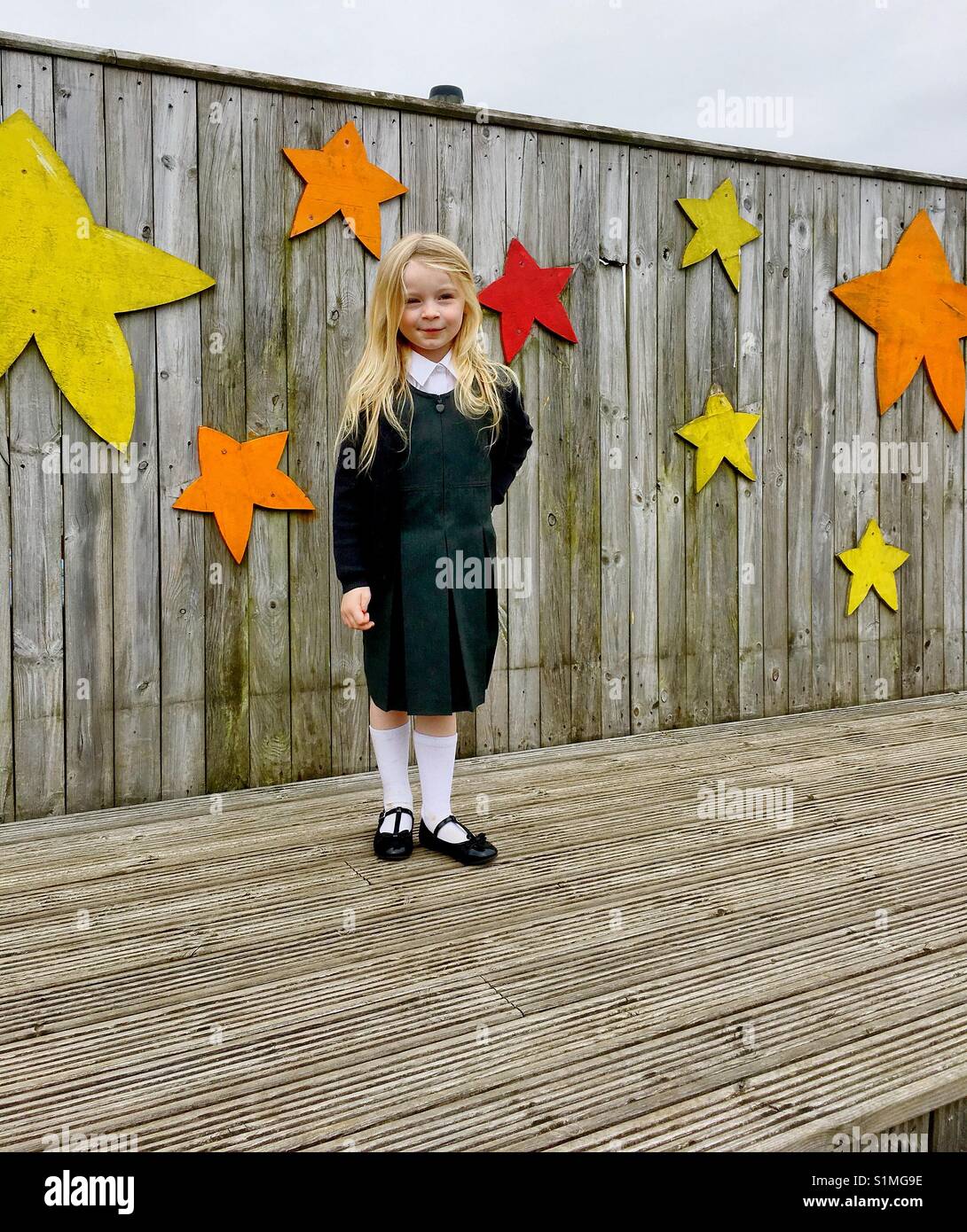 Bambina presso la scuola primaria Foto Stock