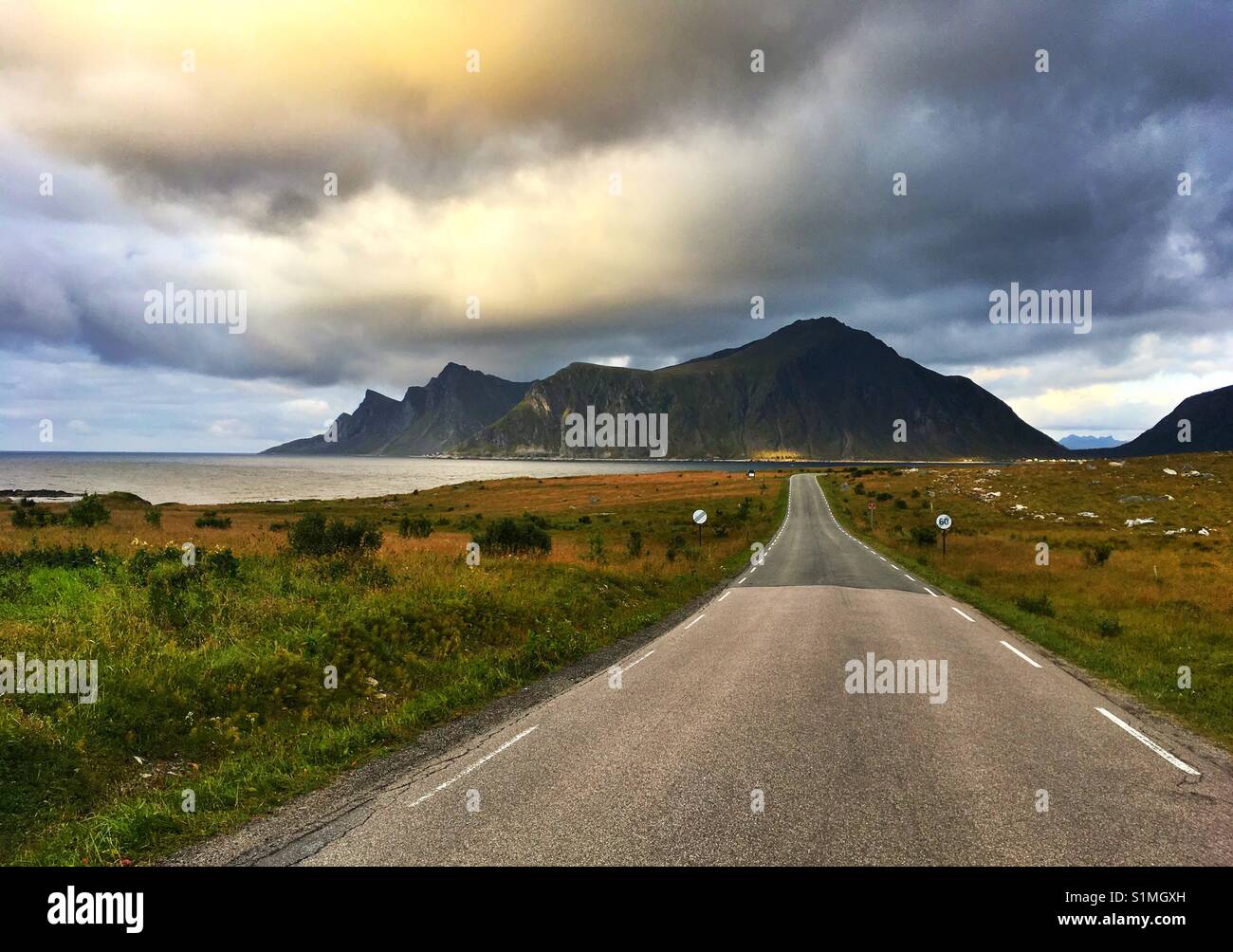 Sulla strada in,Moskenesoya Ramberg,Lofoten islans,NORVEGIA Foto Stock