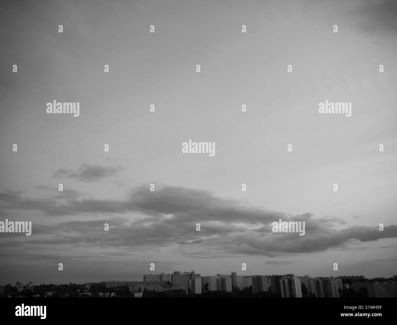 Paesaggio con sky all'alba. In bianco e nero e un sacco di spazio per la copia. Foto Stock