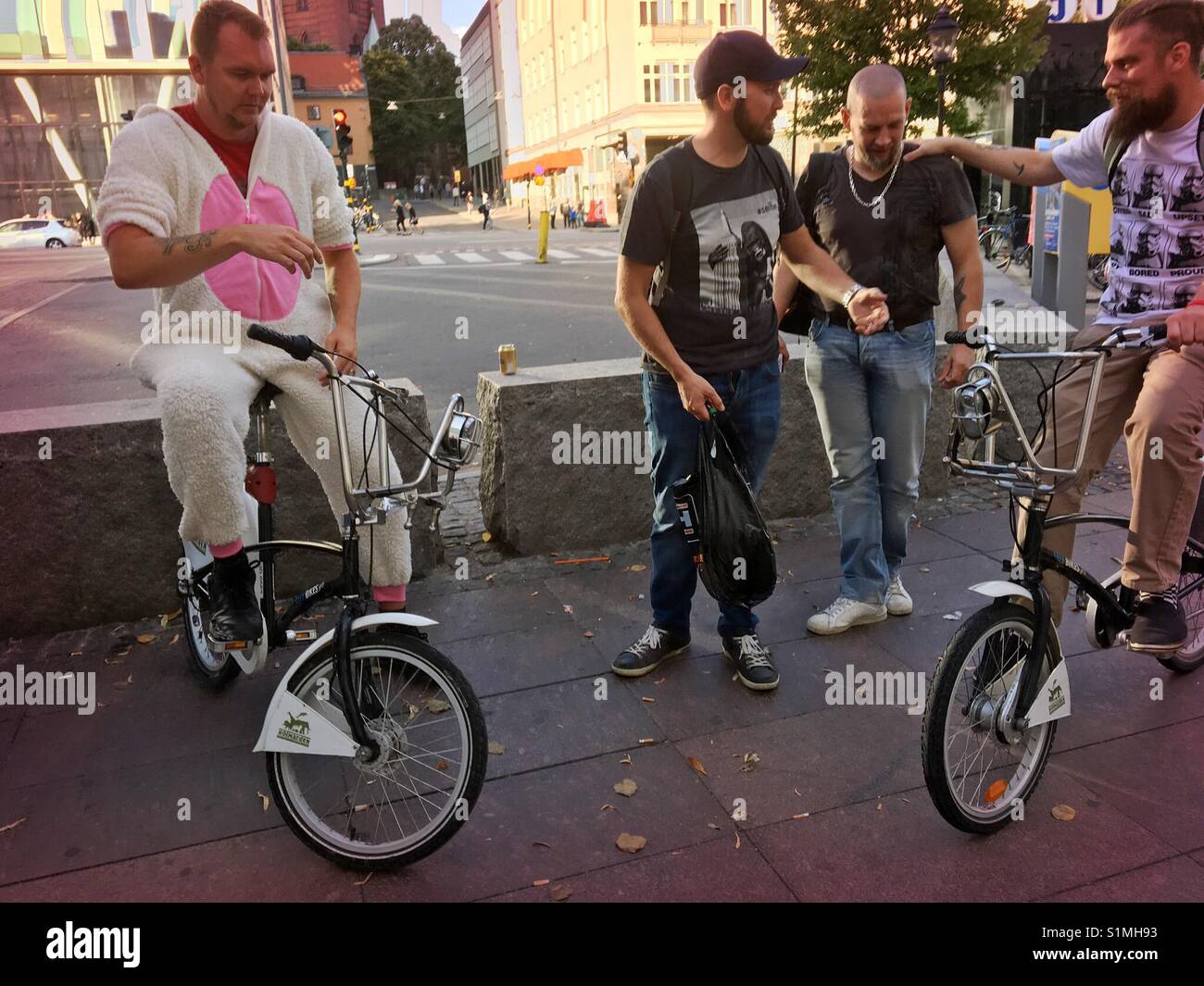 Hipster ragazzi con Kolmården biciclette fuori la stazione centrale di Stoccolma Foto Stock