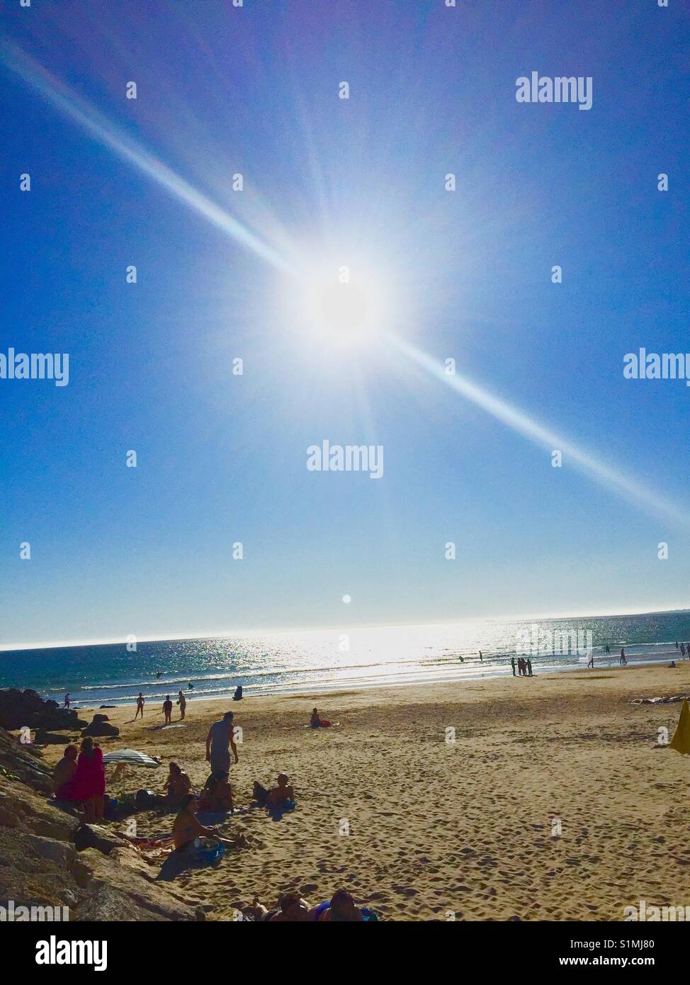 Forte di sole in una giornata di sole in uno del Portogallo le spiagge Foto Stock