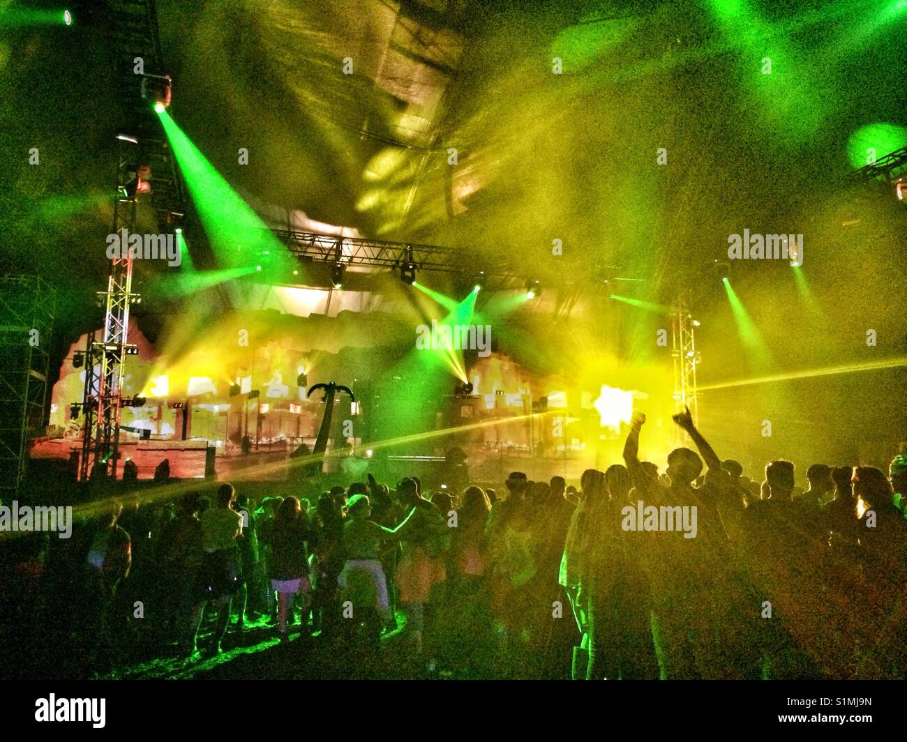 La gente ballare techno in una danza tenda a Boomtown festival vicino a Winchester, Regno Unito - Immagine stock catturata con smartphone