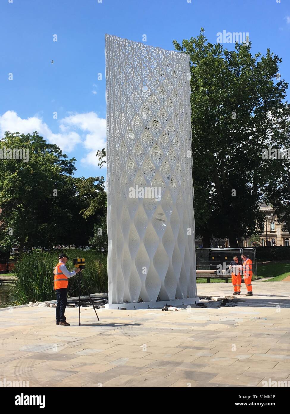 Solare scultura di gate essendo installato in Queens Gardens, Hull, città di cultura Foto Stock