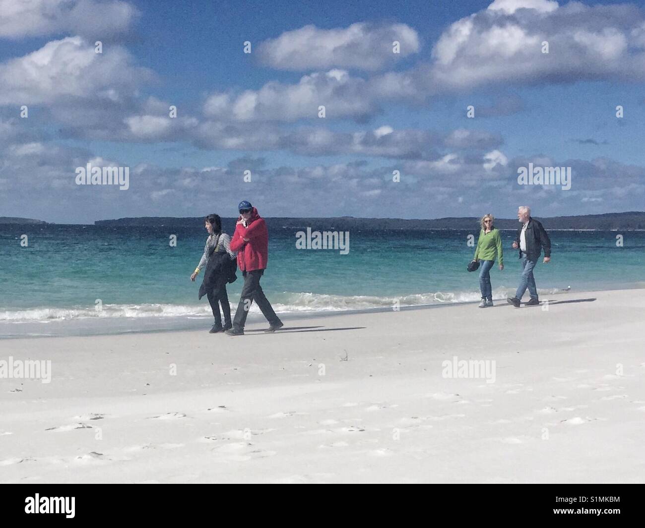 I pensionati godendo di una attività allo stile di vita e a piedi lungo la bellissima spiaggia di sabbia bianca di Hyams Beach, Australia Foto Stock