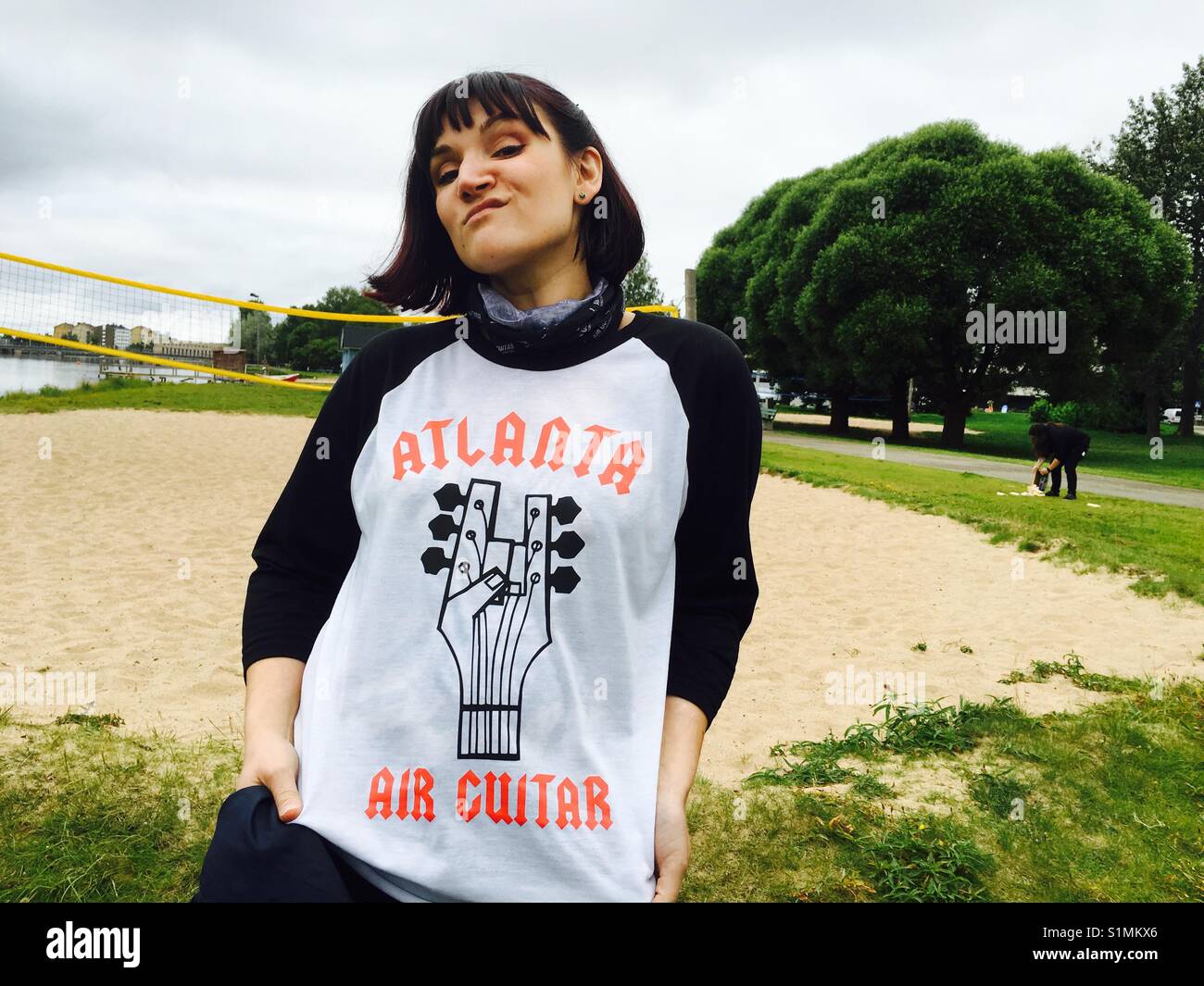 Mom Jeans Jeanie il campione della USA Air Guitar si rilassa in Oulu FINLANDIA prima di competere nell'Air Guitar World Championships , - Immagine stock catturata con smartphone