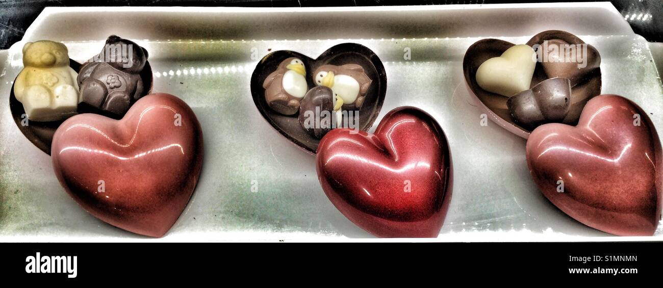 Un vassoio rettangolare visualizzazione cuore di cioccolato tartufi. - Immagine stock catturata con smartphone