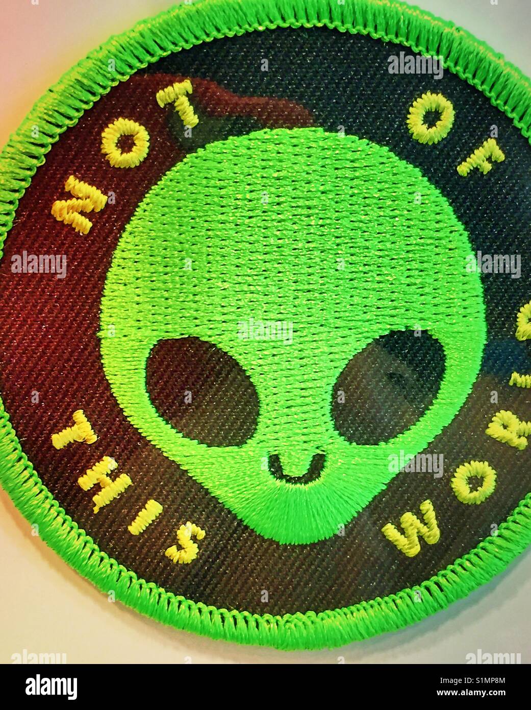 Alien patch con le parole "non di questo mondo", STATI UNITI D'AMERICA - Immagine stock catturata con smartphone