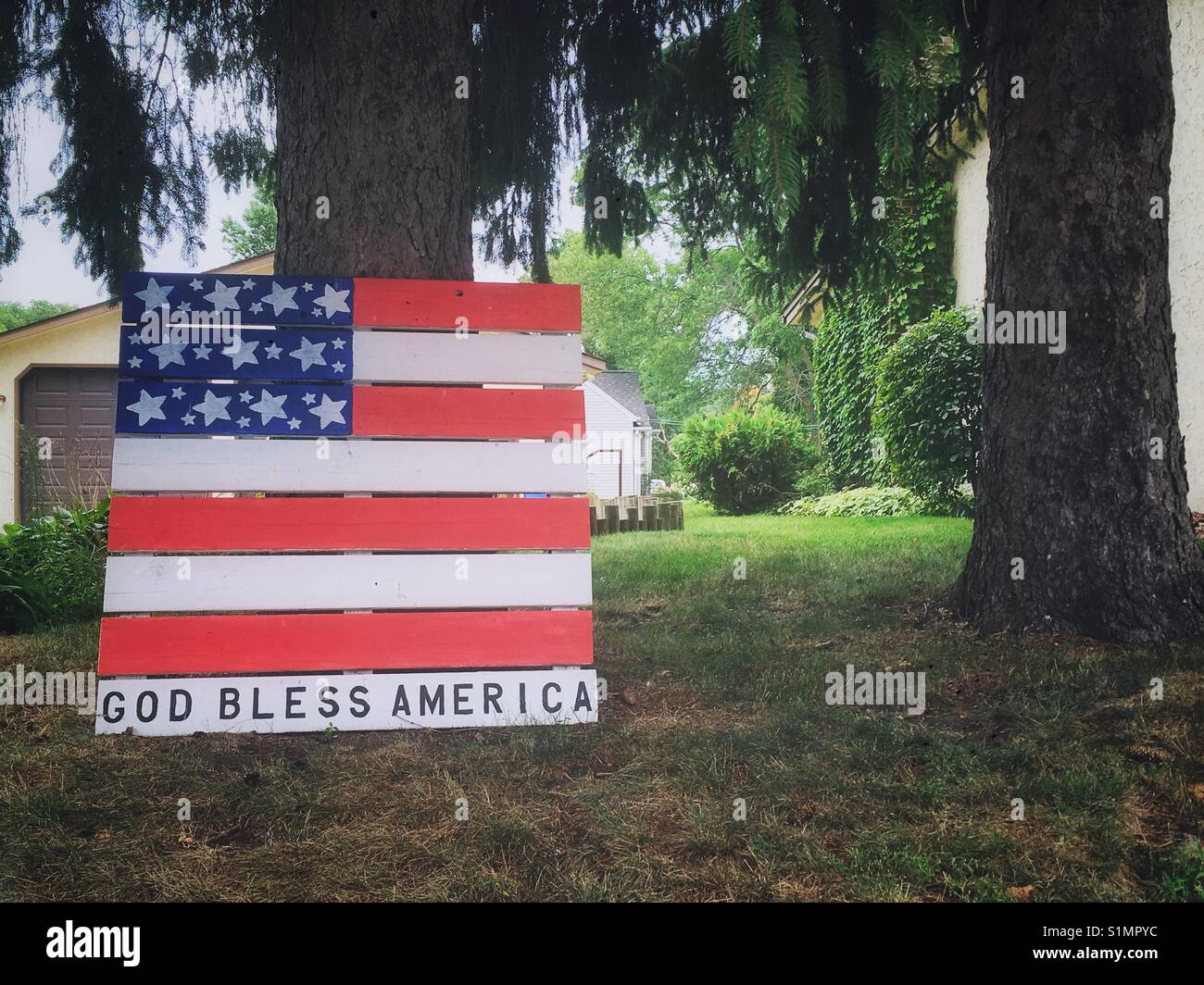 Pallet in legno dipinto in noi bandiera - Immagine stock catturata con smartphone