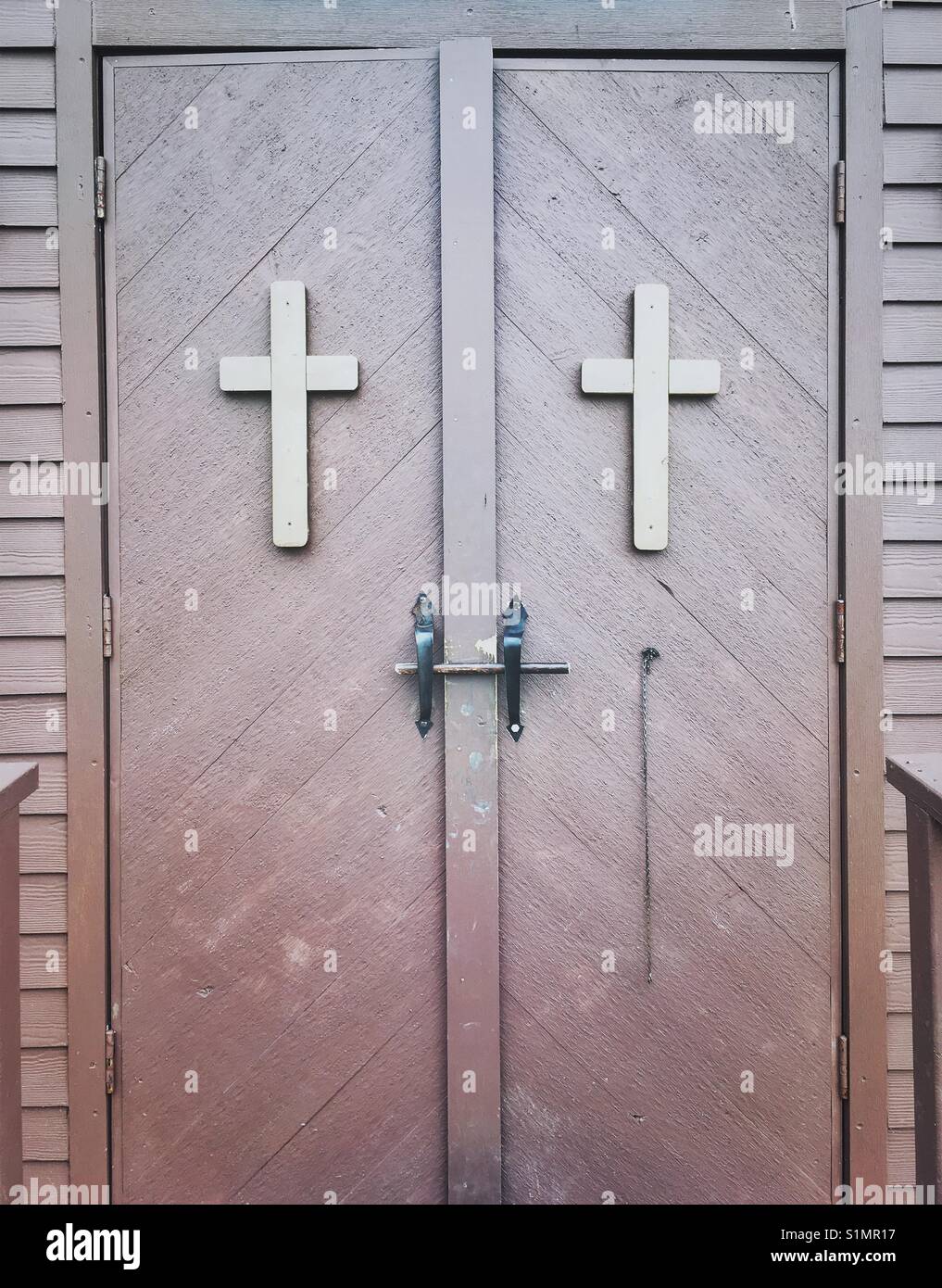 Porta di legno in chiesa Foto Stock