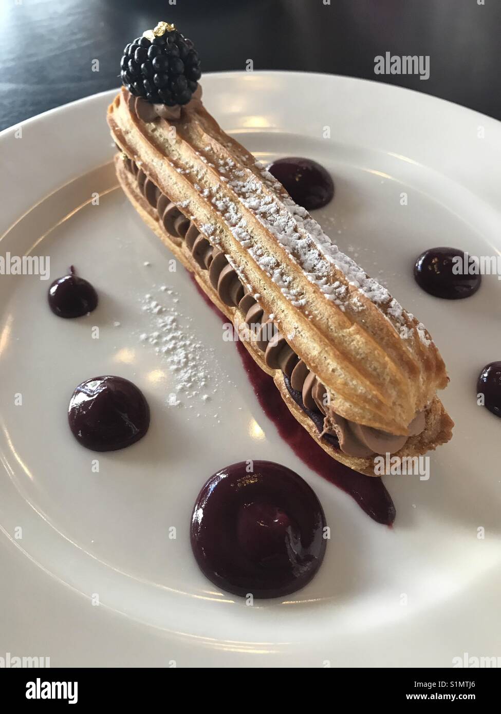 Un cioccolato eclair - Immagine stock catturata con smartphone