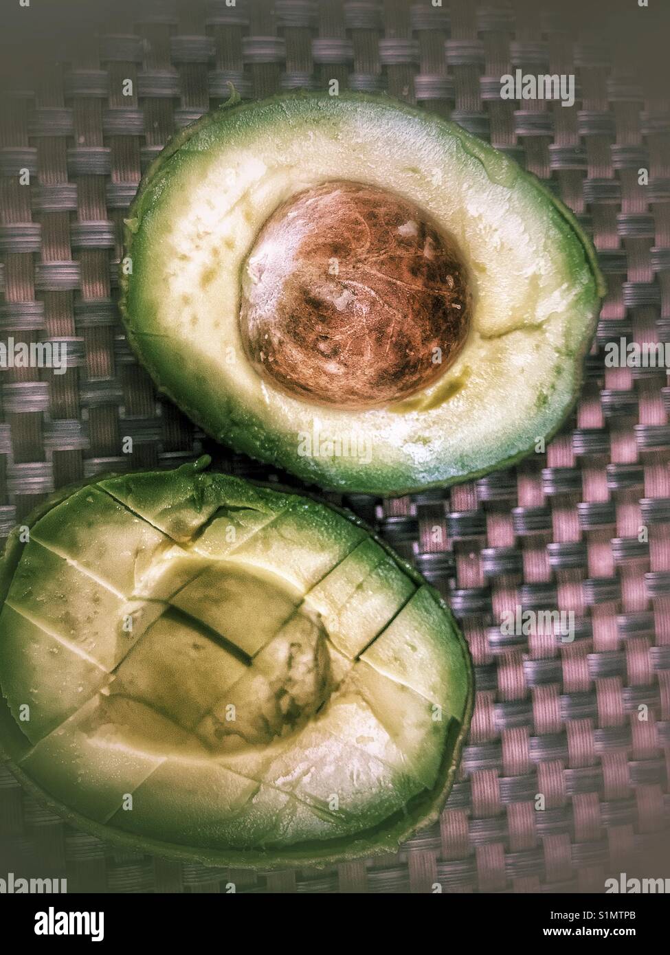 Taglio maturi avocado. Foto Stock