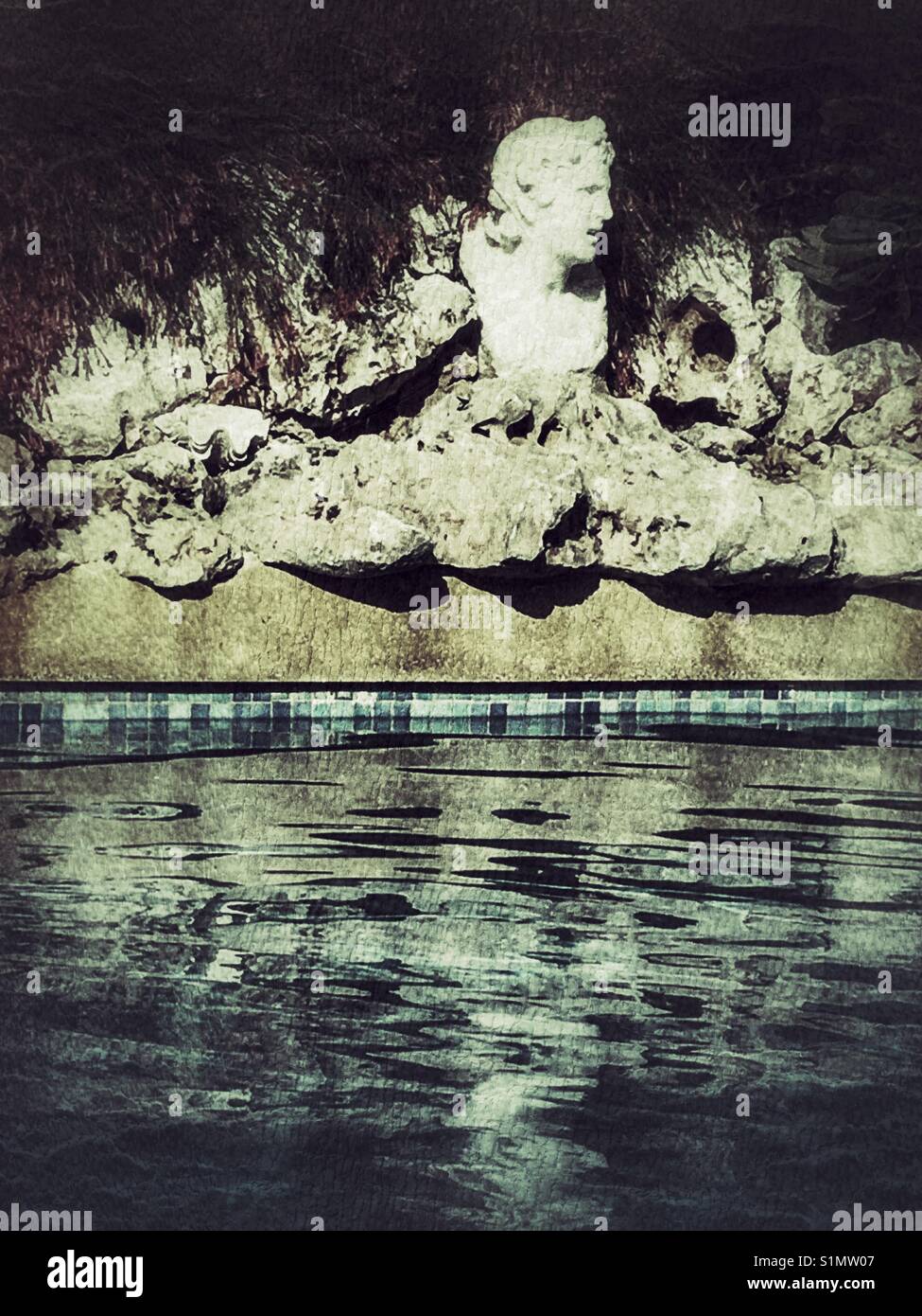 Busto romano e la riflessione in piscina - Immagine stock catturata con smartphone