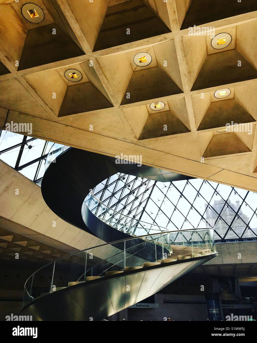 Interno del Louvre Art Gallery, Parigi, Francia - Immagine stock catturata con smartphone