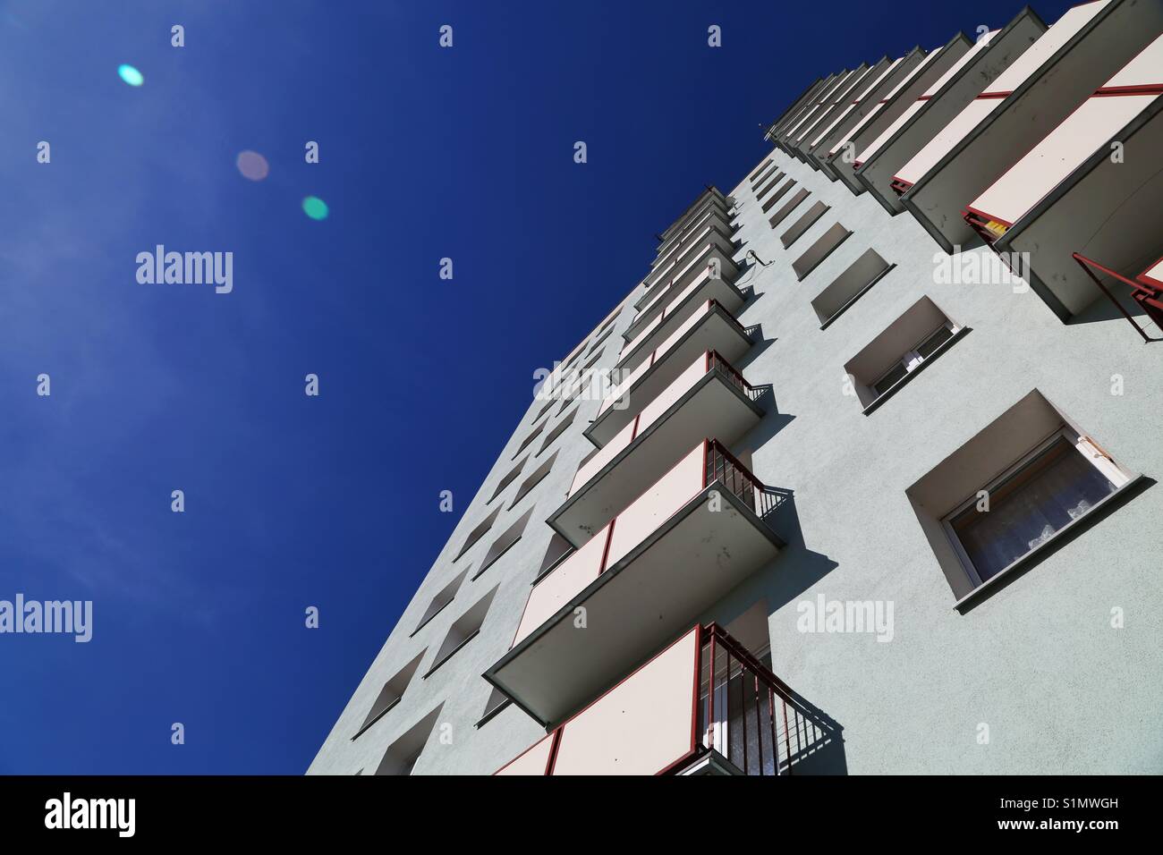 Primo piano di un edificio modernista contro il cielo blu Foto Stock