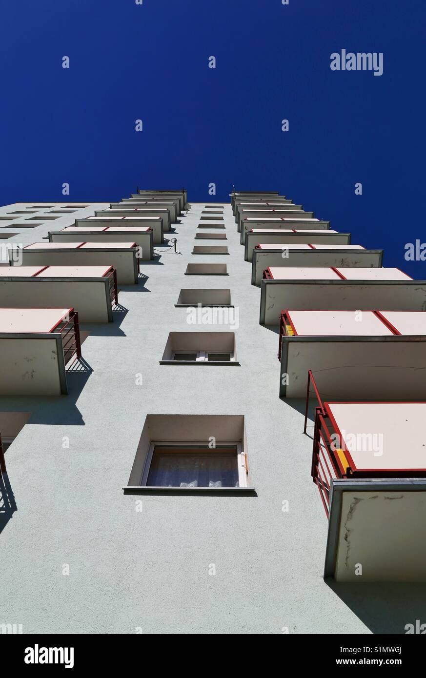 Primo piano di un edificio modernista contro il cielo blu Foto Stock