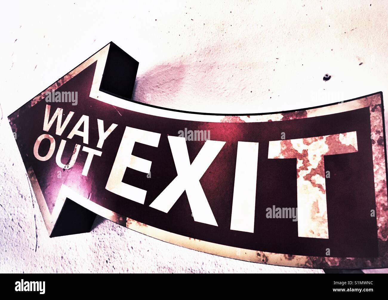 Cartello uscita e vie di uscita - Immagine stock catturata con smartphone