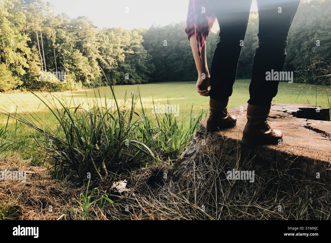 Solo una ragazza su un campo di battaglia. Foto Stock