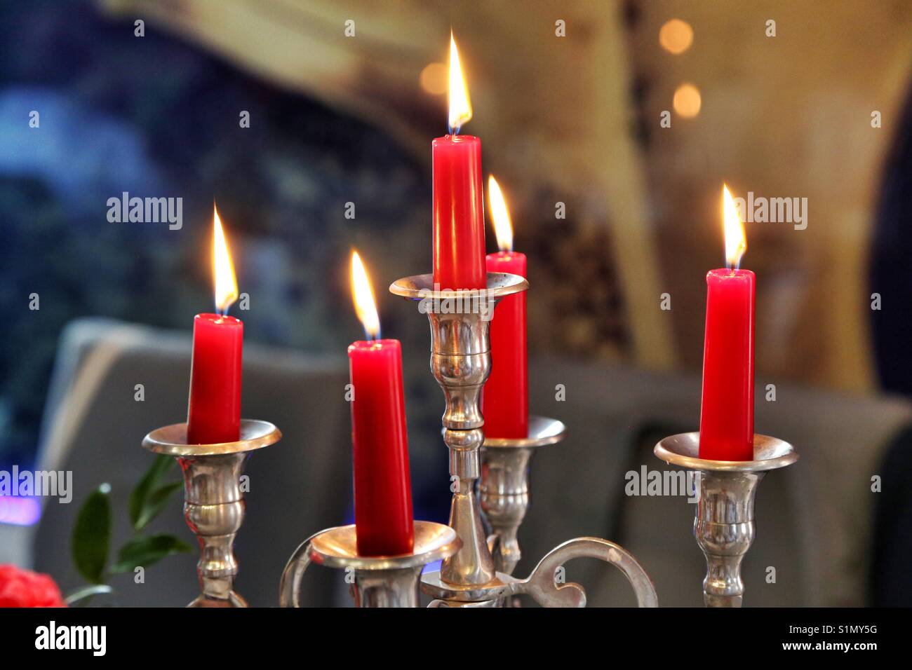 Argento candelabro con candele rosse Foto stock - Alamy