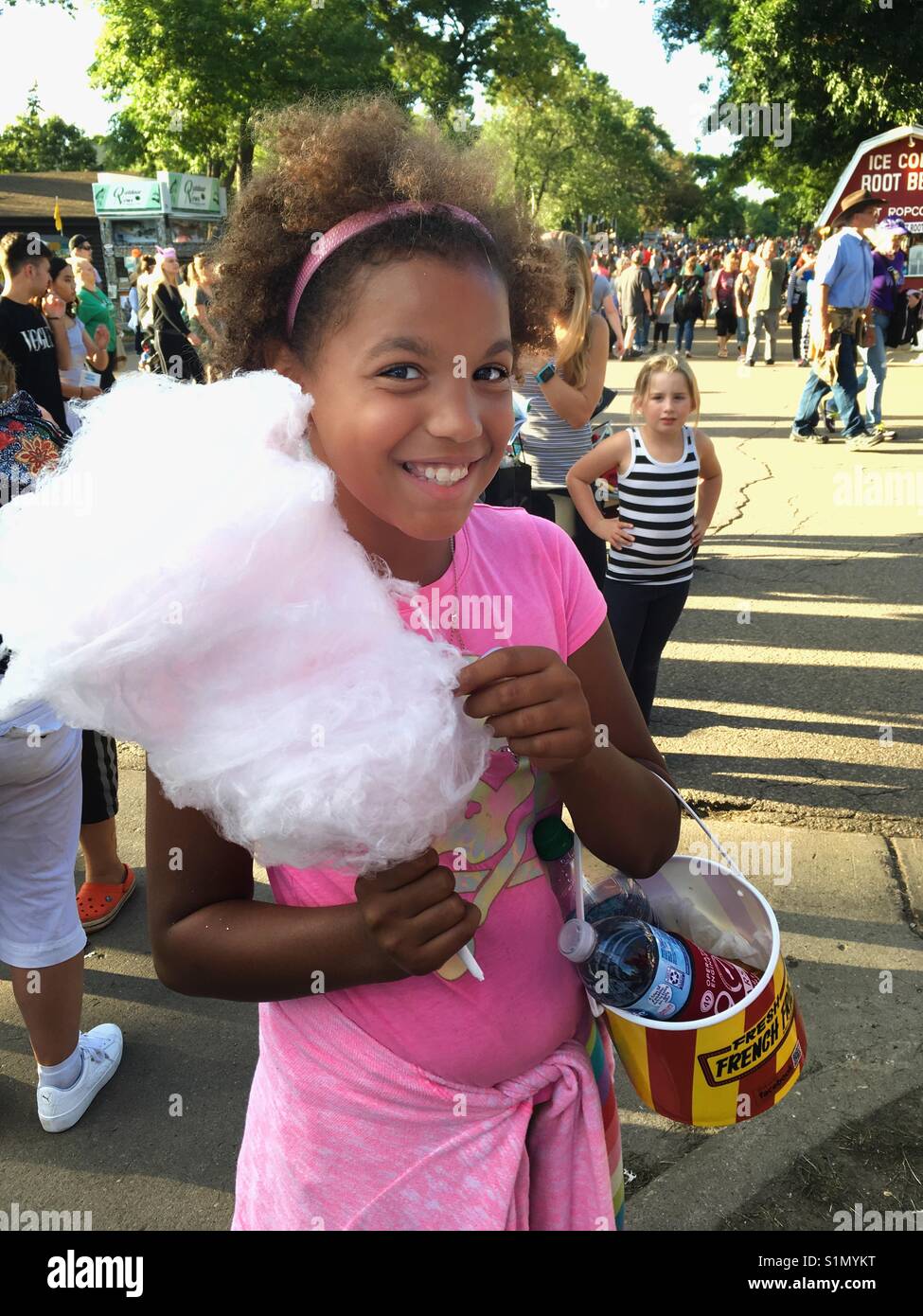Minnesota State Fair. Dieci anni ragazza afro-americano con cotone candy. Agosto 29, 2017 Foto Stock